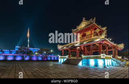 Phu Van Pavilion dans la nuit en face de la ville impériale de Hue, Vietnam Banque D'Images