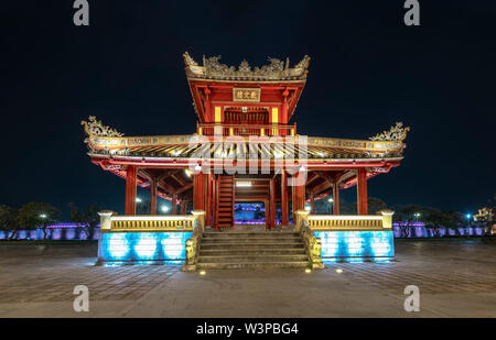 Phu Van Pavilion dans la nuit en face de la ville impériale de Hue, Vietnam Banque D'Images