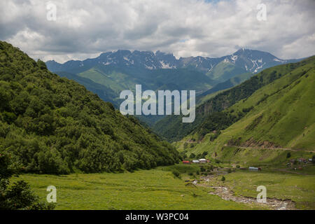 Sur les montagnes et route de Tusheti Région à l'été. La Géorgie Banque D'Images