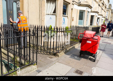 Royal Mail livraison postale. Un postier offre lettres à Bath, Somerset, Royaume-Uni Banque D'Images