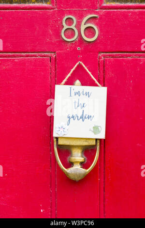 Je suis dans le jardin, signe, signalisation manuscrite note sur la porte avant, Somerset, UK Banque D'Images