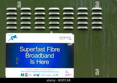 Superfast Broadband fibre est ici signe, BT openreach Signalisation publicitaire, baignoire, Somerset, UK Banque D'Images