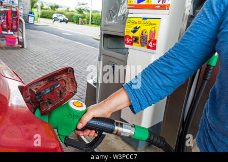 Le remplissage du réservoir de voiture avec de l'essence sans plomb à la station-service Shell, Fort, Somerset, UK Banque D'Images