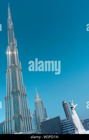 Business Bay, Dubaï, Émirats Arabes Unis - Nov.30, 2016 : Gratte-ciel du centre-ville avec la tour principale de la Burj Khalifa Banque D'Images