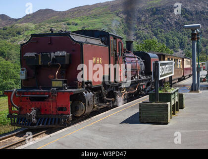 Chemins de fer d'Afrique du Sud Ex classe Garratt NGG16 2-6-2 +2-6-2 N° 138 en gare de Beddgelert sur le Welsh Highland Railway Banque D'Images