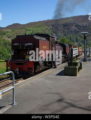 Chemins de fer d'Afrique du Sud Ex classe Garratt NGG16 2-6-2 +2-6-2 N° 138 en gare de Beddgelert sur le Welsh Highland Railway Banque D'Images