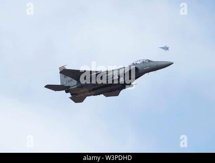 Deux F-15E Strike Eagle avions affectés au 17e Escadron d'armes survole la gamme de formation et d'essai au Nevada, Nevada, 15 mai 2019. La grève blanche réalisée de mitrailler, exécute des manœuvres d'air faible et simulé des armes antiaériennes evasion pendant la compétition. Gunsmoke (U.S. Air Force photo par Airman1St Class Bryan Guthrie) Banque D'Images