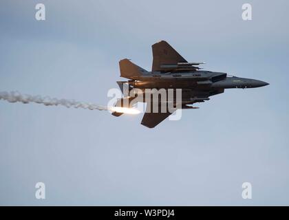 Un F-15E Strike Eagle fighter jet affecté à la 17e Escadron d'armes tire une poussée au cours de la gamme de formation et d'essai au Nevada, Nevada, 15 mai 2019. Les éruptions sont utilisés pour détourner des armes antiaériennes loin de l'aéronef pour augmenter les chances de survie. (U.S. Air Force photo par un membre de la 1re classe Bryan Guthrie) Banque D'Images