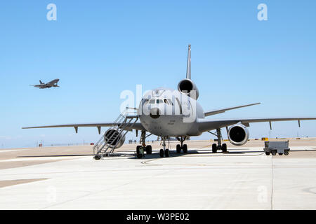 U.S. Air Force KC-10 Extender repose sur l'axe de vol le 11 juillet 2019 à Travis Air Force Base, en Californie. Bien que le KC-l0's mission première est ravitaillement en vol, il peut combiner les tâches d'un navire-citerne et cargo) par les combattants de ravitaillement tout en transportant du matériel et du personnel de soutien. (U.S. Air Force photo de Heide Table) Banque D'Images