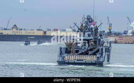 190625-N-NT795-188 SAN DIEGO (25 juin 2019) Un bateau de patrouille200 affectés à l'Escadron de rivière côtière mène des formations de niveau 3 de l'unité fluviale côtière fourni par le groupe 1 la formation et l'unité de l'évaluation. La Force est une rivière côtière marine base capacité qui fournit la sécurité, le port de port et de sécurité des biens de grande valeur, et les opérations de sécurité maritime dans les zones côtières et les eaux intérieures. (U.S. Photo par Marine Premier maître de Manœuvre Nelson Jr) Doromal Banque D'Images