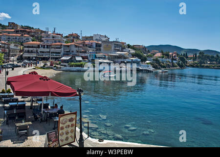 Neos Marmaras, Grèce, le 30 mai 2019. Vue d'un quartier calme de port de la ville et un restaurant sur la côte. Neos Marmaras est à Sithonia sur la presqu'île de Chalki Banque D'Images