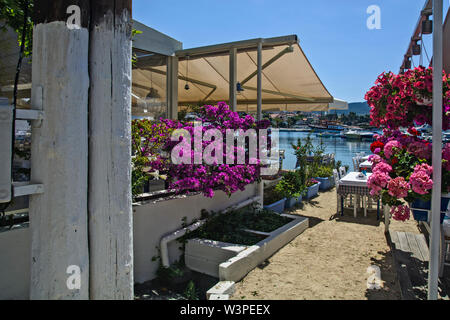 Neos Marmaras, Grèce, le 30 mai 2019. Vue d'un quartier calme de port de la ville et un restaurant sur la côte. Neos Marmaras est à Sithonia sur la presqu'île de Chalki Banque D'Images