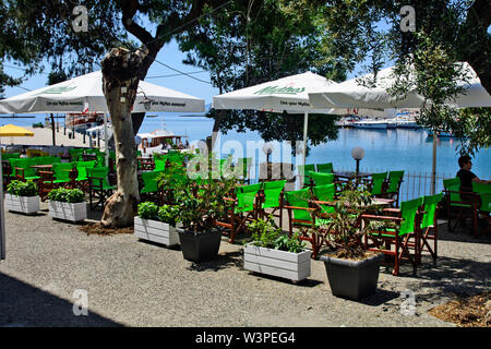 Neos Marmaras, Grèce, le 30 mai 2019. Vue d'un quartier calme de port de la ville et un restaurant sur la côte. Neos Marmaras est à Sithonia sur la presqu'île de Chalki Banque D'Images