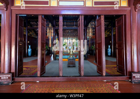 Hall principal du temple de Thien Mu, cadre en bois vertical architecture augmente l'esthétique artistique du temple plus de cent ans à Hué Banque D'Images