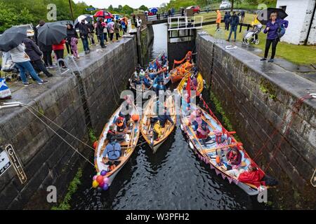 Bateaux, barges et des canoës sur l'avant et canal de Clyde Banque D'Images