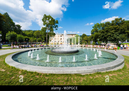 KRYNICA ZDROJ, Pologne - 23 août 2015 : Multimédia fontaine située au centre de la promenade de Krynica, près de l'ancienne maison thermale Banque D'Images