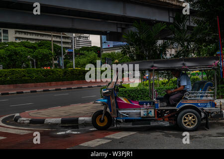 Bangkok, Thaïlande - 29 juin, 2019 rue de Bangkok : transport , traditional thai tuk tuk forme 3-roues taxi. Banque D'Images