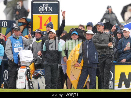 England's Justin Rose (à droite) tees au large de la 14e que l'Angleterre est Tommy Fleetwood montres sur quatre jours au cours de l'aperçu de l'Open Championship 2019 au Club de golf Royal Portrush. Banque D'Images