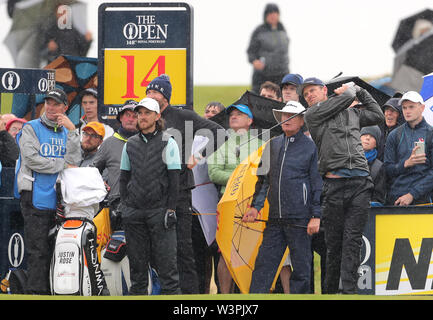 England's Justin Rose (à droite) tees au large de la 14e que l'Angleterre est Tommy Fleetwood montres sur quatre jours au cours de l'aperçu de l'Open Championship 2019 au Club de golf Royal Portrush. Banque D'Images