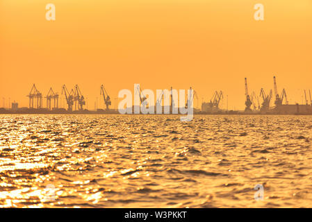 Port industriel lourd équipement, grues à sunset lightw big Banque D'Images