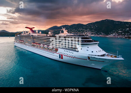 Saint Thomas / Iles Vierges / USA - Septembre 5,2007 : vue sur l'énorme bateau de croisière naviguant blanc dans le coucher du soleil avec des nuages orageux, dramatique. Banque D'Images