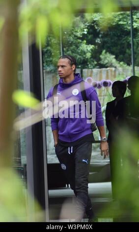 Joueur de football allemand Leroy Sane de Manchester City F.C. de champions de la Ligue anglaise quitte un hôtel avant de partir pour l'est de la Chine Shanghai pour l'Asie en Premier League Trophy 2019 contre West Ham United F.C. à Shanghai, Chine, le 17 juillet 2019. Banque D'Images