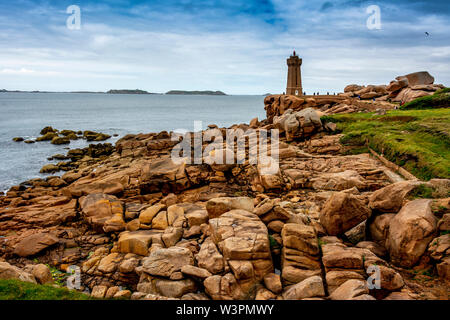 Ploumanach dire Ruz lighthouse red sunset en côte de granit rose, Perros Guirec, Cotes d'Armor, France Banque D'Images