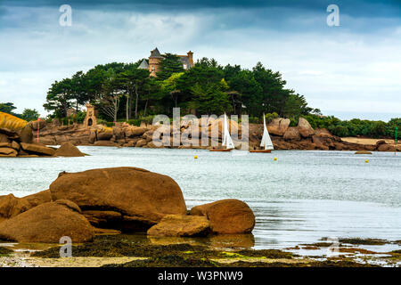 Château de Costaeres (Château de Costaeres) Plage de Trégastel, Côtes-d'Armor, Bretagne, France Banque D'Images