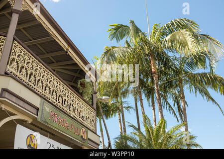 Balcon d'un pub et palmiers dans Mullumbimby, NSW, Australie Banque D'Images