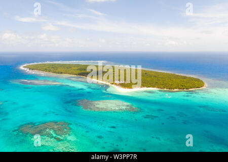 L'île de CODO, Philippines. Île tropicale avec palmiers et d'une plage de sable blanc. Îles des Philippines, une vue de dessus. Banque D'Images