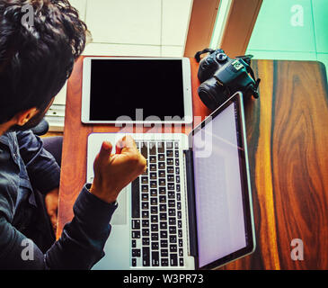 homme confus et frustré avec des connaissances en science des données. Homme confus avec tout savoir-faire technique, Plexus Network Background Banque D'Images