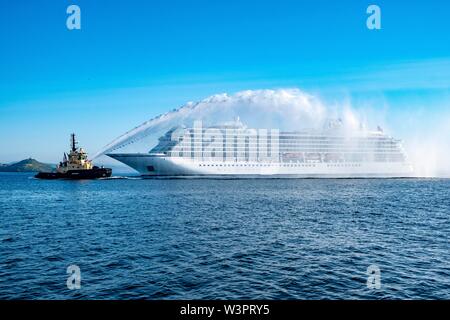 Jupiter viking d'être accueilli à l'Écosse avec un canon à eau salute Banque D'Images