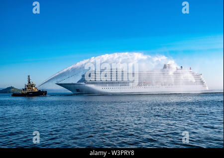 Jupiter viking d'être accueilli à l'Écosse avec un canon à eau salute Banque D'Images