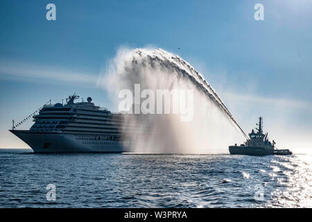 Jupiter viking d'être accueilli à l'Écosse avec un canon à eau salute Banque D'Images