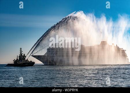 Jupiter viking d'être accueilli à l'Écosse avec un canon à eau salute Banque D'Images