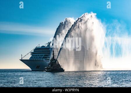 Jupiter viking d'être accueilli à l'Écosse avec un canon à eau salute Banque D'Images