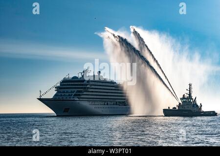 Jupiter viking d'être accueilli à l'Écosse avec un canon à eau salute Banque D'Images