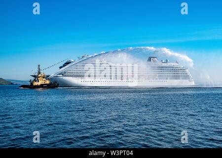 Jupiter viking d'être accueilli à l'Écosse avec un canon à eau salute Banque D'Images