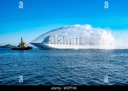 Jupiter viking d'être accueilli à l'Écosse avec un canon à eau salute Banque D'Images