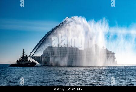 Jupiter viking d'être accueilli à l'Écosse avec un canon à eau salute Banque D'Images