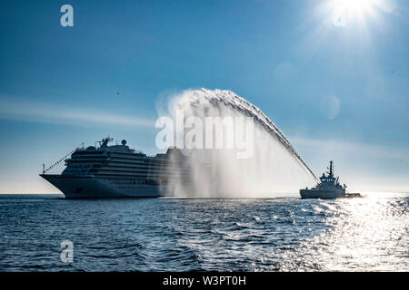 Jupiter viking d'être accueilli à l'Écosse avec un canon à eau salute Banque D'Images