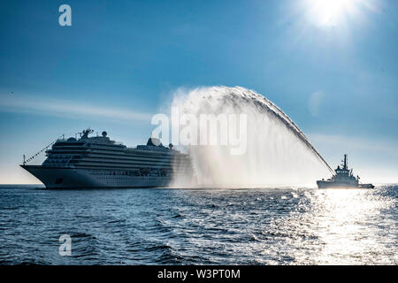 Jupiter viking d'être accueilli à l'Écosse avec un canon à eau salute Banque D'Images