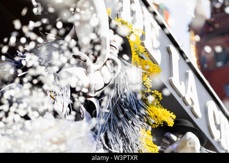 Marktplatz, Bâle, Suisse - Mars 13th, 2019. Close-up d'un waggis jetant des confettis de son flotteur carnaval Banque D'Images