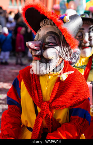 Marktplatz, Bâle, Suisse - Mars 13th, 2019. Portrait d'un participant de carnaval déguisé en vieille dame avec chapeau Banque D'Images