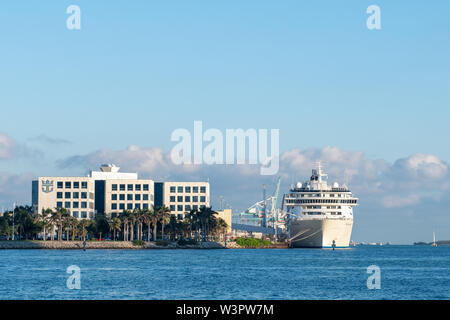 MIAMI, FLORIDE - DEC 2017 : Le siège de la Royal Caribbean Cruise Company et le navire de croisière à l'embarcadère. Banque D'Images