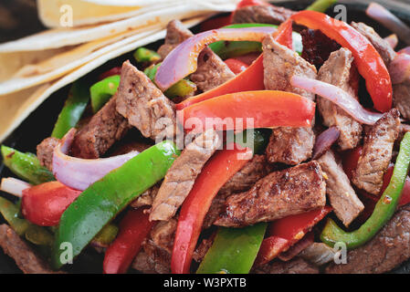 Extreme close up de steak de boeuf fajita mix . Focus sélectif avec arrière-plan flou. Banque D'Images