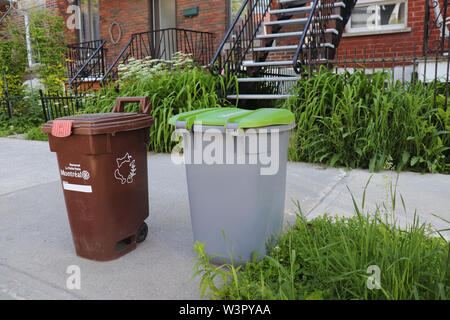 Compost brun et les bacs de recyclage sur un trottoir au cours de la journée de collecte à Montréal, Rosemont, Québec, Canada Banque D'Images