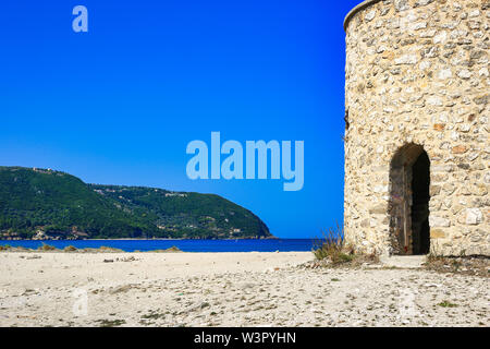 Beau paysage marin avec ancien moulin à vent sur Agios Ioannis (Gyra), plage de l'île de Lefkada, Grèce Banque D'Images