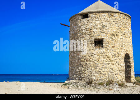 Beau paysage marin avec ancien moulin à vent sur Agios Ioannis (Gyra), plage de l'île de Lefkada, Grèce Banque D'Images