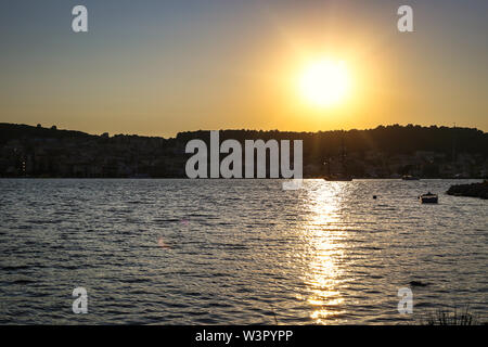 Belle vue panoramique sur la ville au coucher du soleil, Argostoli ville sur l'île de Céphalonie (île Ionienne) en Grèce. Banque D'Images